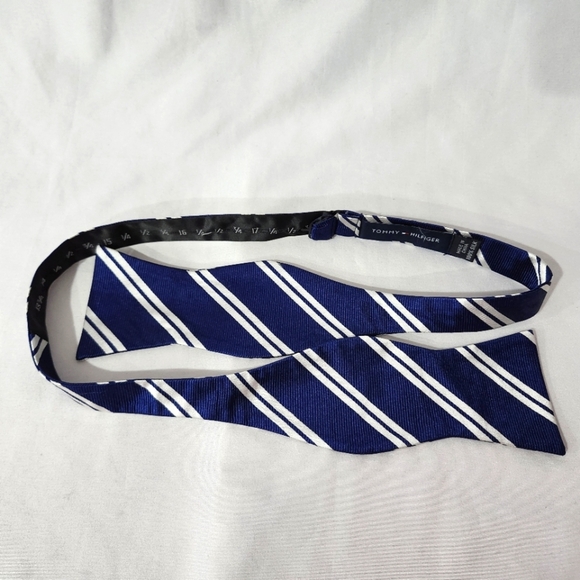 Tommy‎ Hilfiger Adjustable Bowtie 100% Silk Navy White Stripe Preppy Classic - Picture 1 of 4
